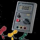 TES-1605數(shù)字接地電阻計.具有量測大地電壓功能 .資料鎖定,自動關機功能：當電表操作約三分鐘，將會自動關機，節(jié)省電源,測量電流輸出：2mA,可作精密的三極式測量，也可自行作方便簡易的二線式測量,當輔助接地釘接地電阻過高，LCD將顯示警告,設計符合IEC1010-1安全規(guī)范 