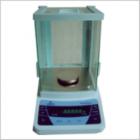 JA-2003 電子精密天平,新一代電磁式稱量傳感器，使產(chǎn)品的精度有了可靠保障。具有全自動故障檢測，自動校準(zhǔn)，超載保護(hù)等多種應(yīng)用程序。電源變壓器外置，減少溫度對天平稱量的影響.內(nèi)置RS232C接口，可直接連接計算機(jī)，打印機(jī)等。稱量范圍:0-200g.可讀性:1mg.稱盤尺寸:ф80mm
