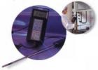 8585熱電風(fēng)速計(jì)能夠測量風(fēng)速，風(fēng)量，溫度，濕度，露點(diǎn)和濕氣泡。能夠存儲(chǔ)超過1500個(gè)讀數(shù)，且能在從2秒到1小時(shí)內(nèi)的不同時(shí)間間隔下登陸數(shù)據(jù)。8585型也能夠?qū)崟r(shí)打印數(shù)據(jù)到Alnor打印機(jī)，通過CompuDATTM軟件下載數(shù)據(jù)到計(jì)算機(jī)。
