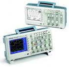 數(shù)字存儲示波器 TDS2004B 顯示： 彩色LCD ，帶寬：60 MHz；通道數(shù)量：4  ；每通道取樣速度：1.0 GS/s；記錄長度：2.5 K 點(diǎn)。通過前面板USB 端口支持可移動數(shù)據(jù)存儲設(shè)備