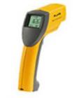 FLUKE63紅外線測溫儀， 測量溫度為-32～535℃(-25至999°F)，D:S=12:1標(biāo)準(zhǔn)焦距，光譜響應(yīng)8μm至14μm ，重復(fù)性:±0.5或≤1℃。顯示分辨率:0.1℃。精度：±1% 或±1℃

 
