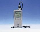 VM-82便攜式數(shù)字測(cè)振儀是VM-63測(cè)振表的改進(jìn)型，使用分離式振動(dòng)傳感器，可對(duì)微小振動(dòng)及超強(qiáng)振動(dòng)進(jìn)行測(cè)量，可測(cè)機(jī)械設(shè)備的振動(dòng)位移、速度(烈度)和加速度。它可以儲(chǔ)存1000組測(cè)點(diǎn)的數(shù)據(jù)，并能與微機(jī)進(jìn)行通訊。