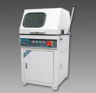LSQ-100立式試樣切割機(jī)用于切割各種金屬、非金屬材料的樣,以便觀察材料金相、巖相組織。主軸轉(zhuǎn)速：2800轉(zhuǎn)/分鐘．砂輪片規(guī)格：350×2×32mm．最大切割直徑：100mm 
