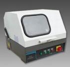SQ-80 手動試樣切割機(jī)用于切割各種金屬、非金屬材料的試樣，以便觀察材料金相、巖相組織。主軸轉(zhuǎn)速：2800轉(zhuǎn)/分鐘．砂輪片規(guī)格：250×2×32mm．最大切割直徑：80mm 

