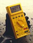 Fluke 27 數(shù)字/模擬多用表 3200字的精度和分辨率數(shù)字顯示 
31段模擬條形圖，可用于快的尖峰信號測量、零點調(diào)節(jié)和電容檢查 ,工作環(huán)境為溫度從-15°C 到 55°C (5°F 到 131°F) ，95% 的相對濕度 