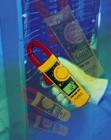 Fluke 337 鉗型表 真有效值鉗型儀表,為一系列頂極產(chǎn)品。具有巨大的鉗口。此儀表用來測量交流/直流電流、電壓和歐姆、電機啟動電流（沖擊）和頻率。具有顯示保留功能、最小/最大性能以及大型的背景燈顯示器