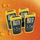 Fluke 50 系列II 溫度計(jì)  帶相對(duì)時(shí)間標(biāo)記的最小值、最大值和平均值，為主要事件提供時(shí)間參考 電子補(bǔ)償功能可以補(bǔ)償熱電偶誤差，最大限度地提高整體準(zhǔn)確度  測(cè)量J、K、T和E型熱電偶 