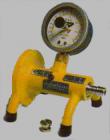 Elcometer1970 PFCV--便攜式工地校準(zhǔn)檢定裝置是用來確認(rèn)所使用的附著力測(cè)量?jī)x校準(zhǔn)的一種理想工具，可用于Elcometer PATTM、Elcometer 106、Elcometer 108等型號(hào)的附著力測(cè)量?jī)x。將合適的拉棒與校準(zhǔn)證裝置相連，拉動(dòng)附著力測(cè)量?jī)x，比較測(cè)量?jī)x與校準(zhǔn)證裝置上的讀數(shù)。


