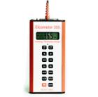 Elcometer 355高級(jí)涂層測(cè)厚儀增加了些特性及存儲(chǔ)容量。用戶可自行設(shè)定批組，存儲(chǔ)容量達(dá)10000個(gè)讀數(shù)，讀數(shù)可按需求輸出到計(jì)算機(jī)、數(shù)據(jù)記錄儀或打印機(jī)等。 全套的探頭模塊可用于不同的情況，所有模塊都都提供校準(zhǔn)片。 ±1%的精確度。 


