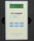 UV-int160增強(qiáng)型UV能量計(jì)，儀器適用： 測量UV紫外光強(qiáng)度，能量，溫度，波長范圍：UV 315 - 410 nm MAX:365nm，輸入功率：0 -- 5,000 mW/，測量范圍：0 -- 2,000 mW/cm2，顯示范圍：0 -- 36,000 mJ/cm2，能量顯示： 2×16位LCD液晶，測量精度：± 5 % ，測量溫度：0--115°C 


