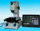 JGX-1S數(shù)顯工具顯微鏡用途

JGX-1S型數(shù)顯工業(yè)測量顯微鏡，是一種多用途的光學(xué)機(jī)械式兩維坐標(biāo)精密測量儀器，該產(chǎn)品可廣泛用于機(jī)械制造，紡織機(jī)械加工的檢測；電子行業(yè)、集成線路線寬及其它精密零件測試；冶金工業(yè)的礦石標(biāo)本，印刷制版加工的檢測；以及計量部門、大專院校、科研部門各類精密加工件的測試使用等。儀器具有下列主要功能和特點(diǎn)：

1．工作臺可作360度轉(zhuǎn)動，縱橫滑板采用精密鋼珠導(dǎo)軌結(jié)構(gòu)，有效測程均為0-50mm，測量數(shù)據(jù)可靠，使用壽命長。

2．采用顯微鏡測角度盤結(jié)構(gòu)，測角目鏡配米字線分劃板，適于被測件角度的量測。另可選配數(shù)碼電子目鏡連接，電腦做圖像處理及計算，十分方便；配數(shù)碼電子視頻目鏡，直接用電視演示觀察檢測全過程。

