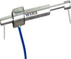 YT-DG-0800系列用于不同結(jié)構(gòu)體的伸縮縫或裂縫的變化測(cè)量。廣泛應(yīng)用于公路、鐵路、橋梁、大壩、隧道、邊坡、建筑等工程領(lǐng)域。根據(jù)現(xiàn)場(chǎng)情況和對(duì)精度的要求選用適合產(chǎn)品。

裂縫計(jì)為電感調(diào)頻式原理的傳感器，本體內(nèi)置電子標(biāo)簽，另可自設(shè)編號(hào)，直接輸出物理量，并可進(jìn)行存儲(chǔ)1600條數(shù)據(jù)，此類(lèi)原理產(chǎn)品精確度、穩(wěn)定性高，可采用人工讀數(shù)或自動(dòng)采集方式，進(jìn)行長(zhǎng)期觀測(cè)。

YT-DG-0800x系列裂縫計(jì)為特別訂做系列，外殼可采用不銹鋼制作，可耐水壓定制，并可配不銹鋼材質(zhì)安裝附件，可用于腐蝕或其他惡劣環(huán)境下的長(zhǎng)期健康監(jiān)測(cè)。