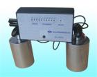 斯萊德Dr.Schneider pc SL-030A重錘式表面電阻測試儀是通過測量防靜電產(chǎn)品的電阻，從而檢測防靜電產(chǎn)品的防靜電能力，SL-030A重錘式表面電阻測試儀遵循ASTM標(biāo)準D-257測試方法，測試時只需把兩個重錘放置在需要測量的物體表面及按下紅色的按鍵，儀器上的十個103Ω-1012ΩLED燈將其中一個測試數(shù)值亮起，亮起的LED燈即為所測物的表面電阻值。