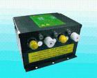 斯萊德SL-007A高壓電源供應(yīng)器電壓的大小分為：4.6KV、5.6KV、7.0KV三種，可提供4組高壓電源輸出供離子風(fēng)槍、離子風(fēng)咀、離子風(fēng)蛇、離子棒等使用，可方便的根據(jù)標(biāo)識(shí)和安裝說(shuō)明進(jìn)行連接靜電消除器，斯萊德高壓電源供應(yīng)器具有短路保護(hù)功能，安全、方便。 