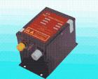 斯萊德SL-009高壓電源供應(yīng)器電壓為7.0KV，可提供2組高壓電源輸出供離子鋁棒、離子風(fēng)鋁棒、離子風(fēng)簾等使用，可方便的根據(jù)標(biāo)識(shí)和安裝說(shuō)明進(jìn)行連接靜電消除器，斯萊德高壓電源供應(yīng)器具有短路保護(hù)功能，安全、方便。 